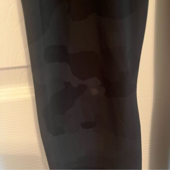 Alo Camo Leggings - Picture 4 of 7